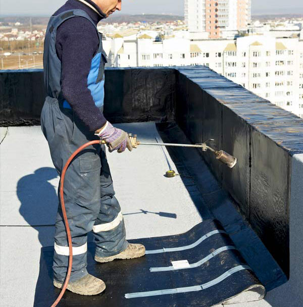 Etanchéité toit plat : artisan couvreur étancheur. Pose de membrane d’étanchéité toit plat terrasse. Isolation toiture combles. intervention dans le Finistère (29), Côtes d’Armor (22), Morbihan (56), Ille-et-Vilaine (35) - HYD’ROBIN